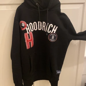 Hodrich - 9/10 skick använd 4-5 gånger Orginal pris 1600 säljer för 1100 hoodrich dress. inte många kvar av den sorten kan frakta möttas upp.på tröjan är det storlek S på byxorna är det storlek M 