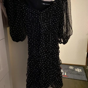 Klänning - Jätte fin klänning från Zara, den sitter väldigt fint o passar perfekt som kjol att ha en stickad tröja över🤍är i strl xs