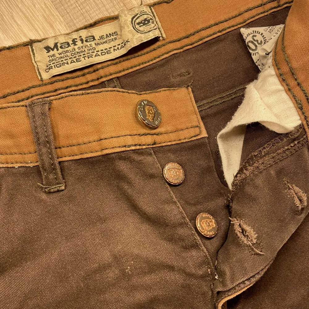 •Lågmidjade jeans  •Frakten står köparen för!. Jeans & Byxor.