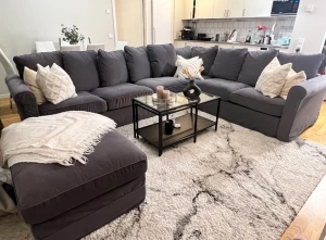 Soffa + fotpall - Ny soffa + fotpall med förvaring som säljes enbart pga flytt till mindre lägenhet. Nyskick! Barnfritt, djurfritt och rökfritt hem. Ord. pris för allt 14280kr, säljes bara för 10000. Priset kan diskuteras vid snabb affär. Hämtas i Järfälla! Grönlid 