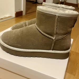 Uggs liknande vinterskor Beige 37 - Vinterskor likande Uggs. Beige storlek 37.  Knappt använda. Läder. 