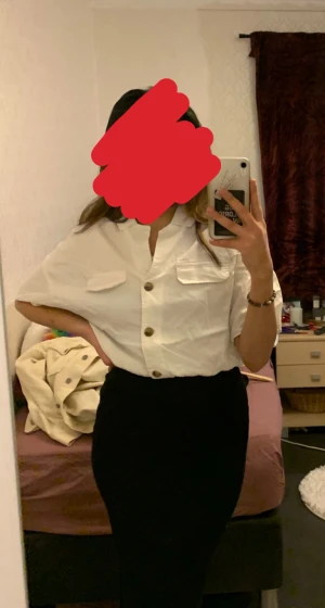 Cropped skjorta - En söt cropped skjorta i vit färg med stora knappar från New yorker. Den är i storlek XS. Köparen står för frakten💕