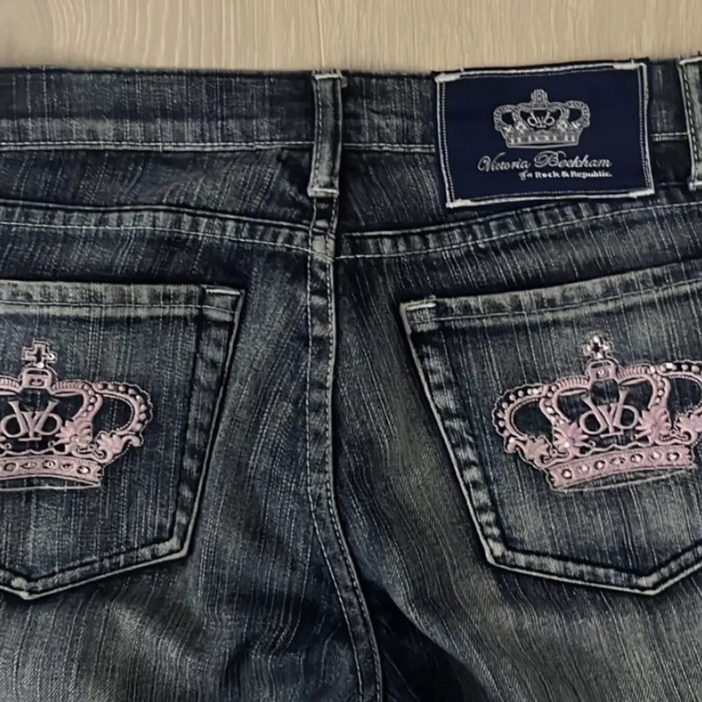 Jag söker ett par Viktoria Beckham jeans runt strl 27. Men rosa krona på bakfickan. Säg till ifall du har eller undrar något. Gärna bra pris också❤️. Jeans & Byxor.
