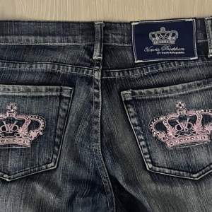 Jag söker ett par Viktoria Beckham jeans runt strl 27. Men rosa krona på bakfickan. Säg till ifall du har eller undrar något. Gärna bra pris också❤️