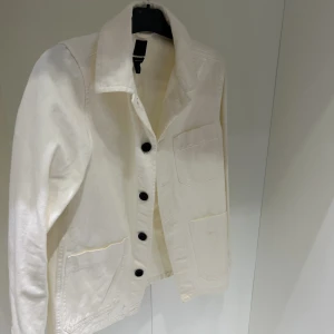 Overshirt  - Overshirt i vit/beige färg. Knappt använd och är i bra skick. Skick 8/10