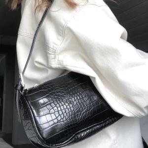 Ginatricot väska  - Säljer denna populära väska från Gina. Har använt den några fåtal gånger så den är i bra skick❤️ köparen står för frakten