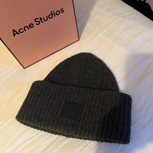 Jättefin mörkgrå mössa ifrån märket Acne Studios.