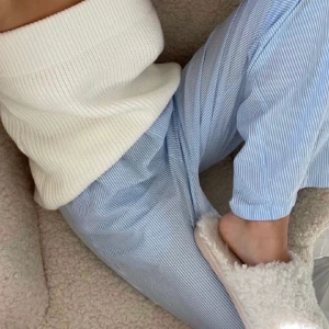 Pyjamas  - Pyjamasbyxor som är populära. Helt slutsålda. Lånade bilder från tidigare ägare och tjej på TikTok. Storlek M. Bra skick, använda cirka 2 gånger. Har dock fått små fläckar längst ned vid foten på ena benen (kan fixa bild)