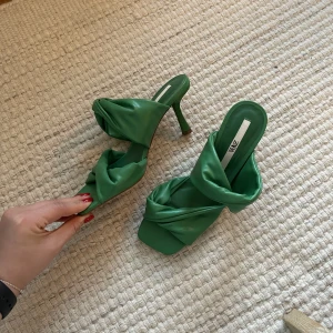 Gröna klackskor - Ett par gröna klackar från Zara som är använda vid ett tillfälle! En otrolig grön färg som är så fin på sommaren 💚🌿 storlek 37 men passar mig som har 38!