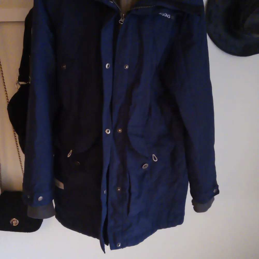 En fin Didriksons jacka för vintern i helt & fint skick. Den är använd fåtal gånger. Mörkblå färg och i storlek 40.. Jackor.