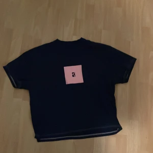 Poetic collective t-shirt strl S - Tröjan är i storlek M men är liten in storleken vilket gör att den passar som S. Endast använd ett par enstaka gånger, säljes då den är för liten, köpt från junkyard