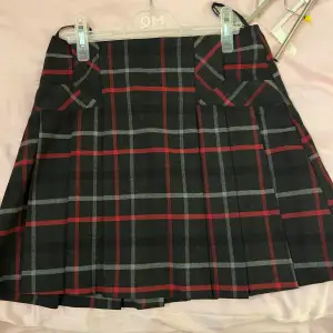 Säljer en kjol från märket wearhouse passar storlek s/xs  Jätte fint skick använd ett fåtalet gånger 