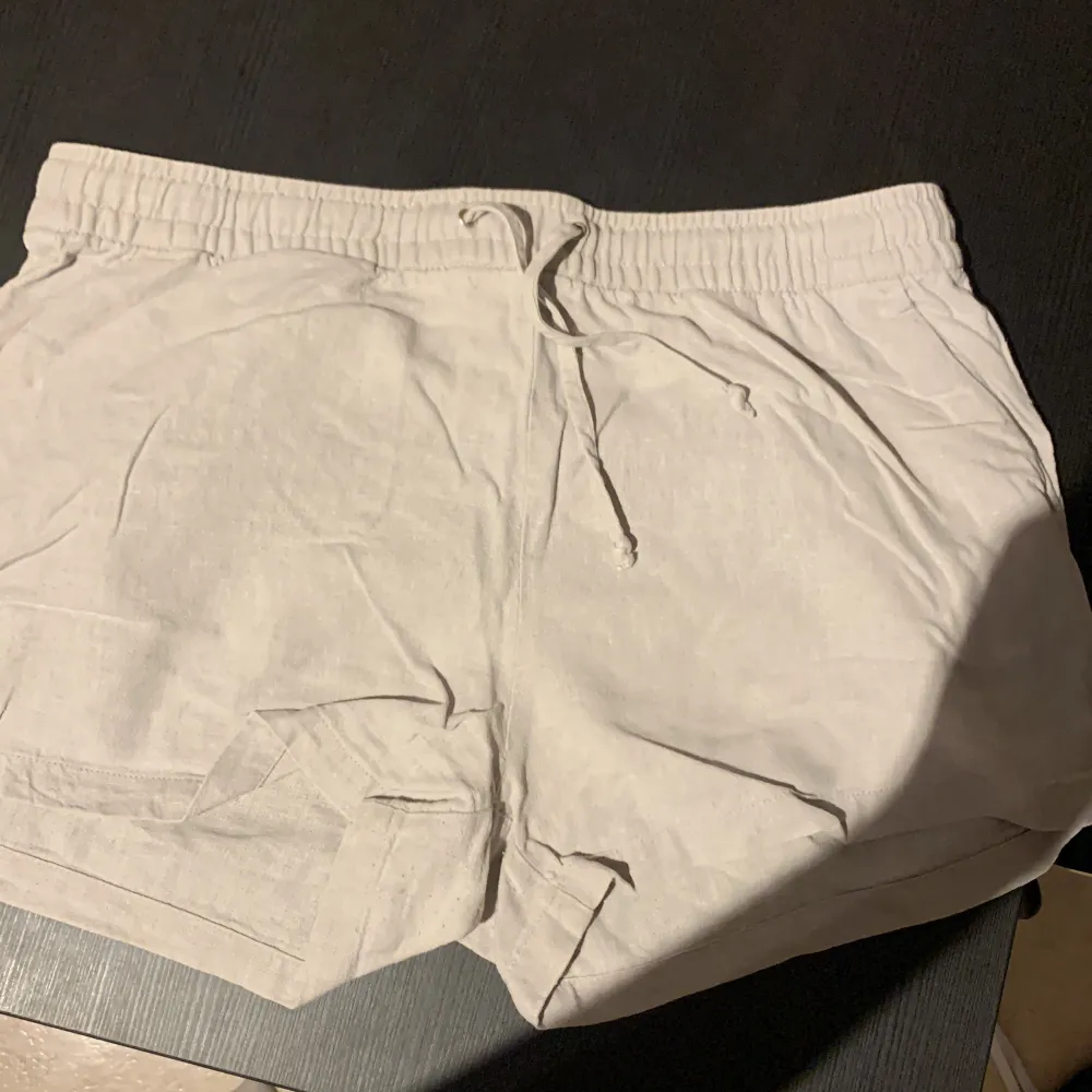 Beiga shorts i linne material typ, med fickor knytning i midjan. . Shorts.