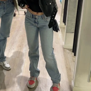 Jeans  - Säljer mina skit snygga mid Rise jeans från zara i storlek 36💖💖