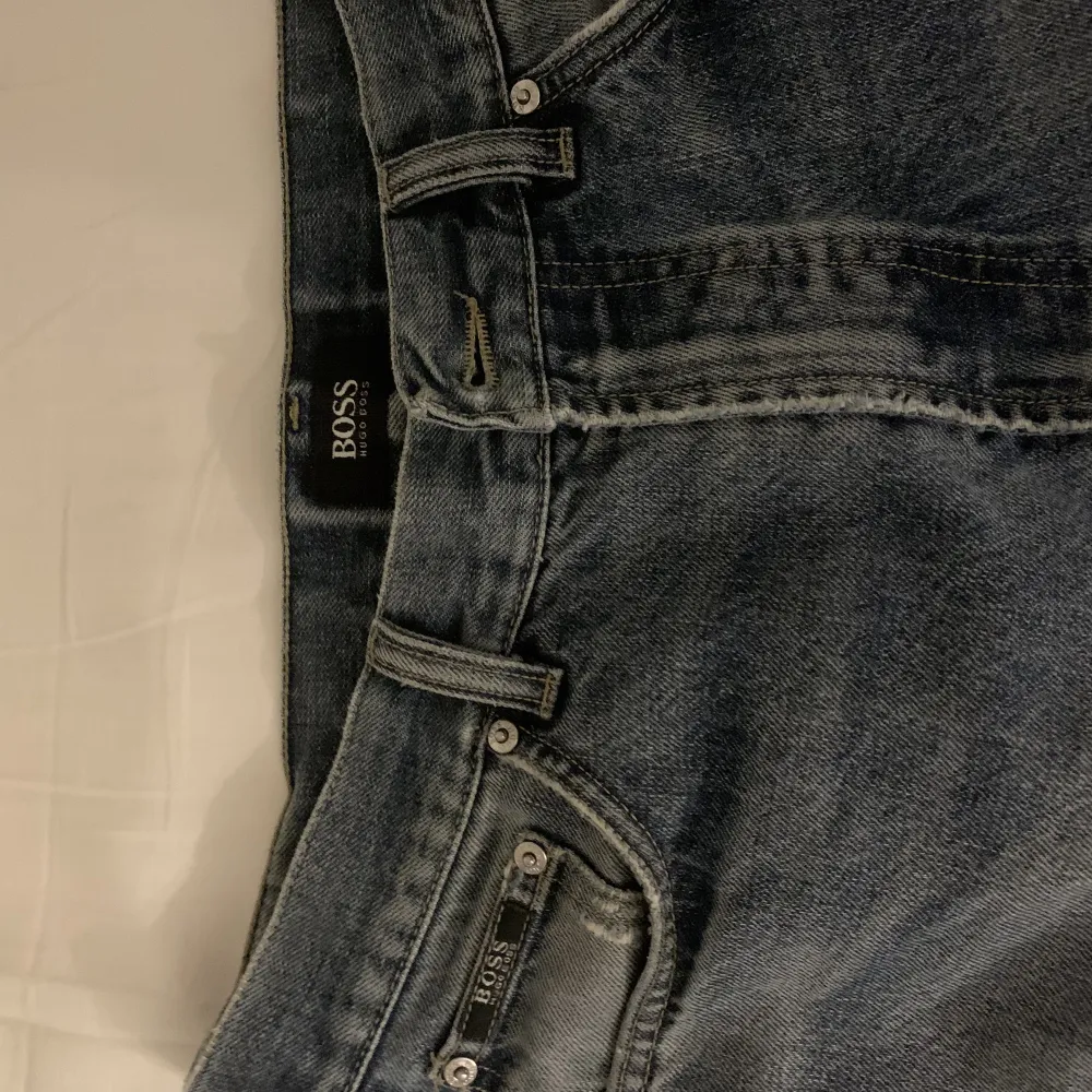 Gamla snygga Hugo boss jeans. Köpa secondhand. Byxorna va lite korta på mig som oftast har 30/30. Så nassar någon storlek mindre i längden. . Jeans & Byxor.
