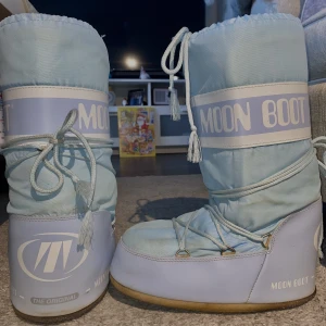 Moonboots  - Säljer mina ljus blå moonboots. Jag säljer de för vill köpa ett par nya!  Storlek 39-41 jag har storlek 38 och de passade perfekt! Du står för frakten! 