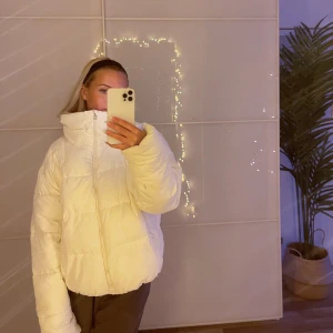 Vit jacka  - Sjukt snygg och skön jacka från lager 157, helt slutsåld i butik och på hemsida. Säljer då jag vill köpa en annan💓💓storlek M men passar allt från xs-m beroende på hur man vill att den ska sitta.