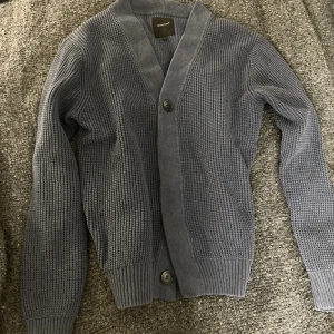 Kofta / Cardigan / sweatshirt / tröja - Herr kofta med lyxkänsla. Stor S så passar som M. Säljs för 59:- Bud gärna med eget prisförslag! Vid köp av flera saker kan jag möjligtvis fixa paketpris så fråga! Kan träffas/frakt 11 kronor 