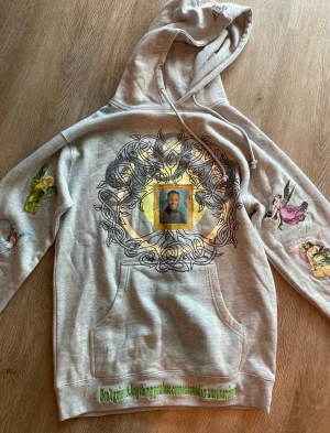 Juice Wrld hoodie  - Säljer denna feta juice Wrld collab sällsynt 🔥 Size L   Fler bilder i dm  Bjuder på frakt vid snabb affär  