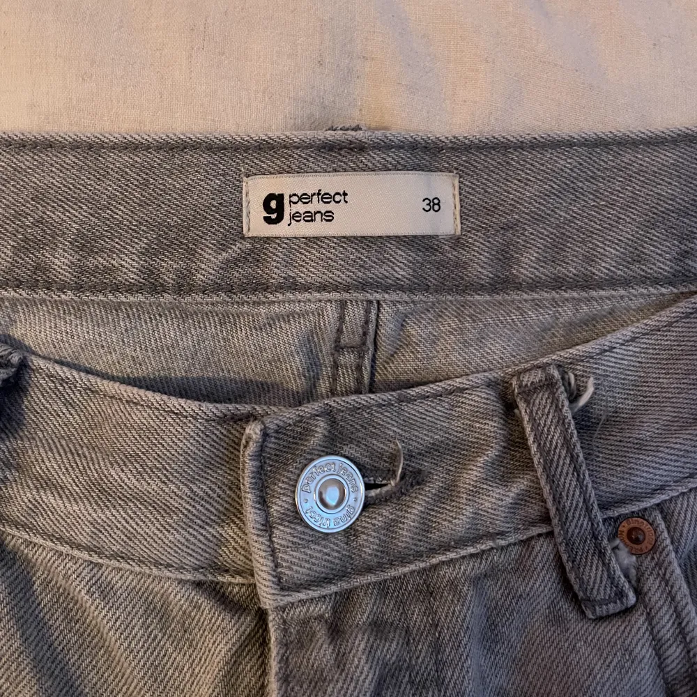 Säljer mina lågmidjade jeans köpte från Gina tricot för ca 6 månader sen då dom aldrig används. Dom är i väldigt bra skick och köpte dom för 600kr.. Jeans & Byxor.