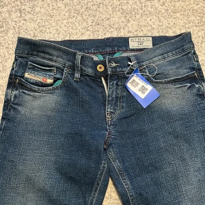 Super snygga lågmidjade diesel jeans! - Säljer dessa super snygga lågmidjade diesel jeansen, köpte de via sellpy och de var tyvärr för små för mig! Jeansen är i strlk w29 L32,  de är ganska små och hade nog passat w28 L32 också!