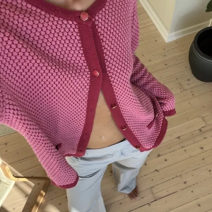 Kofta  - Kofta second hand. Står strl XL men är mer som en M/L i storlek. Fint skick❤️💗