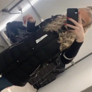 Väst- Zara - Säljer min svarta böst med silvriga detaljer från zara. Den är i storlek Xs men passar s och m också beroende på hur tajt man vill ha den. Västen täcker rumpan och är knappt andvönd. Inga defekter eller skador alls. Pris går att diskutera 