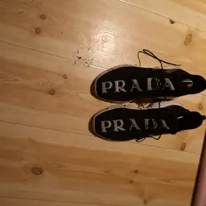 Ett par äkta Prada skor köpt på nk i Stockholm säljer dem billigt då köpte dem förra året