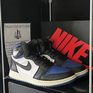 Jordan 1 high royal toe - 💙Jordan 1 high royale toe 💙🔥Storlek 40 🔥⚡️Box och orderbekräftelse finns ⚡️🎉Svarar gärna på frågor eller skickar fler bilder 🎉📦Kan frakta eller mötas upp i Stockholm 📦🎸Pris kan diskuteras vid snabb affär 🎸