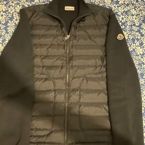 Säljer en  moncler cardigan FAKE exakt som äkta (pris kan diskuteras)