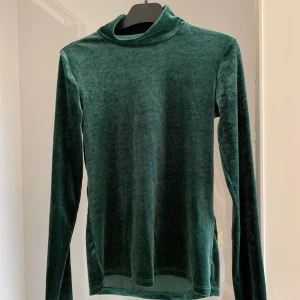 Sammetströja - Fin sammetströja från Gina tricot i storlek xs. Använd ett fåtal gånger och i nytt skick. Passar bra till jul/nyår. 