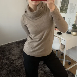 Mjuk stickad tröja - Såå mjuk, känns lite som en kashmirblandning! Från New York så vet inte märket, minns inte. 💞 ca 550 i nypris