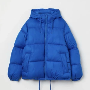 Blå jacka från HM - Slutsålda jackan från HM i blått.  Nyskick förutom små fläckar på baksidan längst ner på ryggen samt några på huvan och höger arm högst upp <3 Frakt 69kr 