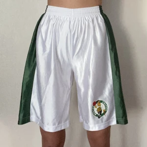Boston Celtics - Basketshorts från Boston Celtics. Oanvända. Ruskigt sköna.