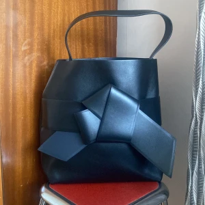 Knut Acne Studios - Klassiker från acne studios. Oanvänd. Orginalpris: 17 000kr.