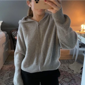 Stickad kofta - Stickad kofta från hm i Kashmir💕 sitter fint oversized på mig som är s!