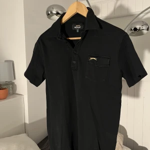 Slazenger Pikétröja - Säljer en Hutton Piké från Slazenger1881 i deras unika fina bomull. Storlek L använt varsamt.   Väldigt väldigt skön.   Skick 8,5/10  Nypris 799kr  Finns i Näsbypark   Hälsningar Calle 