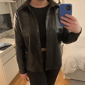 Skjorta/jacka i läder - Ursnygg jacka i imitationläder med silverknappar från neo noir. Tyvärr för liten för mig (storlek s), true to size.  Meddela om du undrar något!😊 Frakt ingår ej. 