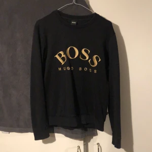 Hugo Boss Salbo crewneck - Discontinued hugo boss tröja i herr storlek S. Köpt på NK stockholm för 1399kr. Nyskick utöver några små noppor på högra armen (sista bilden). Säljes då jag vuxit ur den. Kan mötas upp över hela Stockholm om det funkar bäst.