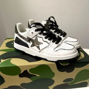 A Bathing Ape Sk8 Sta White/Silver - Säljer mina Sk8 Sta’s Strl. 44 Cond 8/10 (inga creases, märken osv)  Box, tags och kvitto finns (Skriv privat) Priset är högt pga. De går för 445$ nypris Inga Byten sålänge du har något att byta i samma värde!