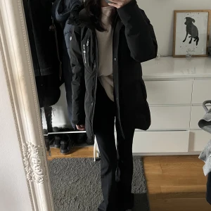 Varm Sail Racing jacka - Säljer min helt nya sail racing jacka då den inte riktigt är min stil! Köpte den i slutet av november, kvitto finns kvar. Den är bara använd 3 gånger och är därför i nyskick. Supervarm och bra nu till vintern! ☺️❤️