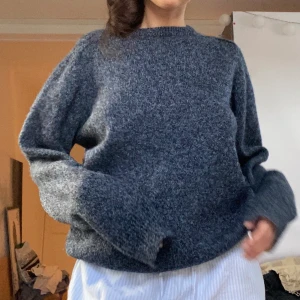 Stickad blå tröja  - Stickad tröja. Storlek 54 herrstorlek men passar många storlekar. Jag är en S. 