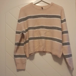 Stickad tröja från H&M - Rosa, grå, vit stickad tröja från H&M. Använd ett fåtal gånger. Kan tas till Kristianstad.  Djur- och rökfritt hem. 