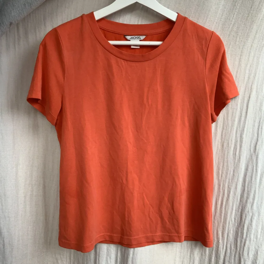 Tunn tshirt från Monki, orange/röd- coral färgad . T-shirts.