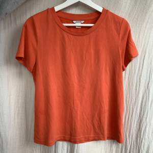 Tunn tshirt från Monki, orange/röd- coral färgad 
