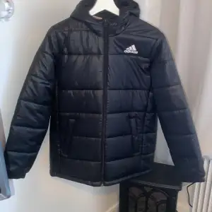 En svart Adidas jacka sprillans ny, aldrig använd passar 13-15 år