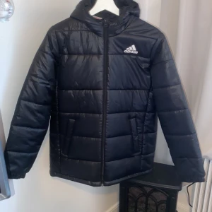 Adidas Jacka - En svart Adidas jacka sprillans ny, aldrig använd passar 13-15 år