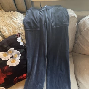 Juicy byxor  - Blå juicy byxor, brännmärken på framsidan. 