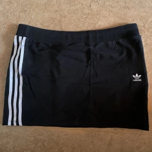 Adidas kjol - Adidas kjol använd ca 2gånger.  Storlek L/XL