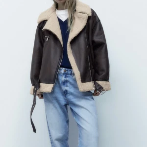 Zara Shearling jacka - Fin shearling jacka i nytt skick som jag bestämt för att sälja, har bara använt den en gång och kan tyvärr inte returnera så väljer att sälja den istället. Jackan är i xs men passar från xs till m.  (Pris kan diskuteras❤️)